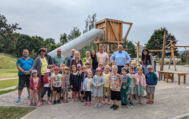 Bild: B&uuml;rgermeister Steffen Grimm (hinten 2.v.re), die Kinder und Erzieherinnen der Kita Pusteblume, Christian Duft und Babett Knobloch, Mitarbeiter aus dem Sachgebiet Gr&uuml;nplanung der Stadtverwaltung Sondershausen, sowie Vertreter der ausf&uuml;hrenden Bau- und Planungsfirmen er&ouml;ffneten den Bergbau-Spielplatz im Hasenholz/&Ouml;stertal.