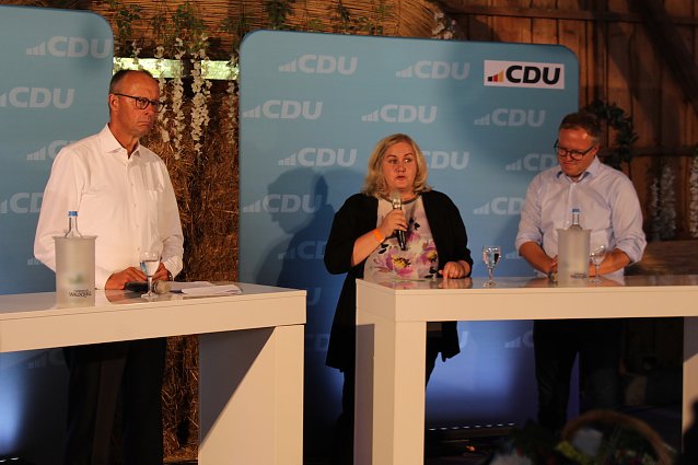 Bild: v.li.n.re. Friedrich Merz (Bundesvorsitzender der CDU), Jane Croll (Landtagskandidatin CDU), Mario Voigt (Landtagsabgeordneter CDU)
