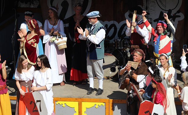 Bild: B&uuml;rgermeister Matthias Reinz er&ouml;ffnet das 30. Mittelalterfest in Bad langensalza