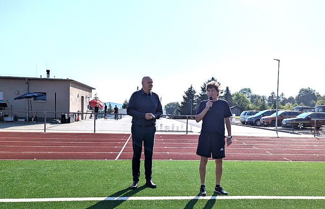 Bild: 2.     B&uuml;rgermeister Steffen Grimm und Organisator Torsten Kawaletz begr&uuml;&szlig;ten &uuml;ber 200 Teilnehmer beim 12. Kreisbehindertensportfest.
