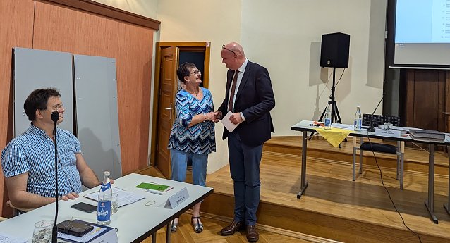 Bild:  Susanne Schmidt (AfD) vereidigte als Stadtrats&auml;lteste Steffen Grimm nach seiner Wiederwahl zum B&uuml;rgermeister der Stadt Sondershausen