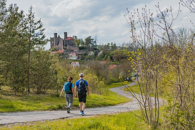 Bild: Wanderer an der Burg Hanstein