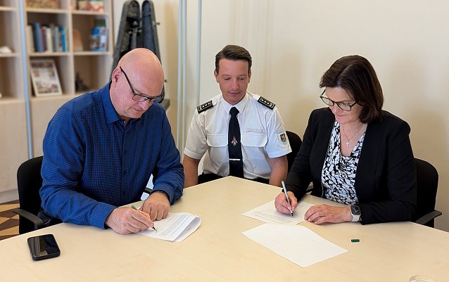 Bild: Unterzeichnung des Sirenen-Kooperationsvertrages v.li.n.re. B&uuml;rgermeister Steffen Grimm; Brandkreisinspektor Jonas Weller, Landr&auml;tin Antje Hochwind-Schneider