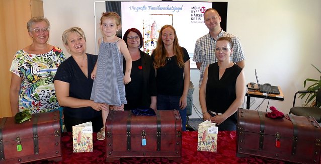 Bild: Auslosung: v.l. Petra Zobel, Katharina T&ouml;ppe, Losfee Helene, Stefanie Lutze, Susann Aschhoff, Christian Lutze und Monique Seewald