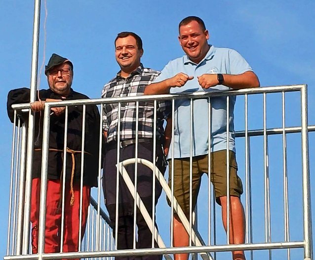 Bild: Marktschreier Wurzelpeter (Peter Ke&szlig;ler); Ortsb&uuml;rgermeister von Heldrungen Matthias Teubner, Maik Balthasar (Vereinsvorsitzender des Naturschwimmbades)