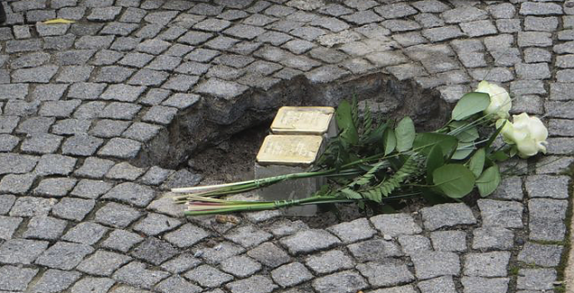 Bild: 21 Stolpersteine sind in den vergangenen Jahren bereits in der Sondersh&auml;user Innenstadt verlegt worden. Nun sollen 12 weitere Stolpersteine verlegt werden. 
