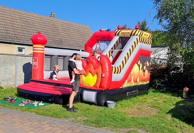 Bild: Feuerwehrfest in Hachelbich begeisterte auch die kleinsten Besucher. Sie vergn&uuml;gten sich auf einer H&uuml;pfburg