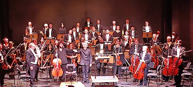 Bild: Das Loh-Orchester nimmt den Applaus entgegen