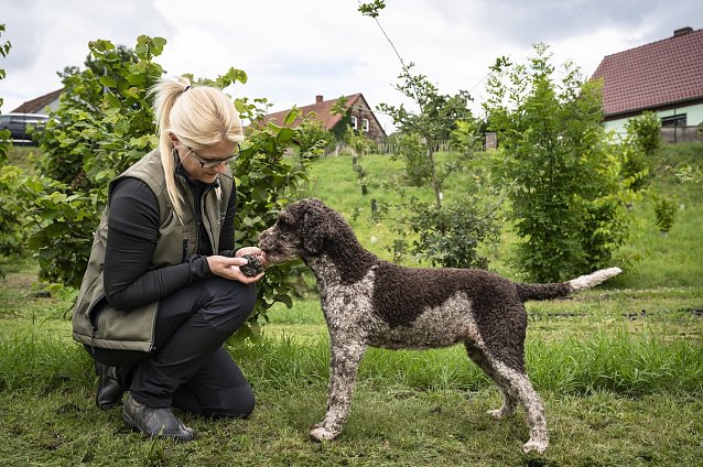 Bild: Unternehmerin Anja Kolbe-Nelde mit ihrem Tr&uuml;ffelhund