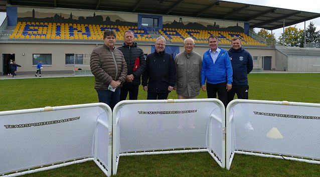 Bild: Sportf&ouml;rderung &Uuml;bergabe Tore (v.l.):  Thomas Gehlhaar (2. Kreisbeigeordneter), Uwe Lippold (Landratsamt Kyffh&auml;userkreis Schulverwaltung), Matthias Chochlow (F&ouml;rderverein BSV Eintracht Sondershausen), Dr. Heinz-Ulrich Thiele (Verwaltungsleiter Landratsamt Kyffh&auml;userkreis). Matthias Springer (Vorsitzender BSV Eintracht Sondershausen), Silvio Beer (Nachwuchskoordinator BSV Eintracht Sondershausen)