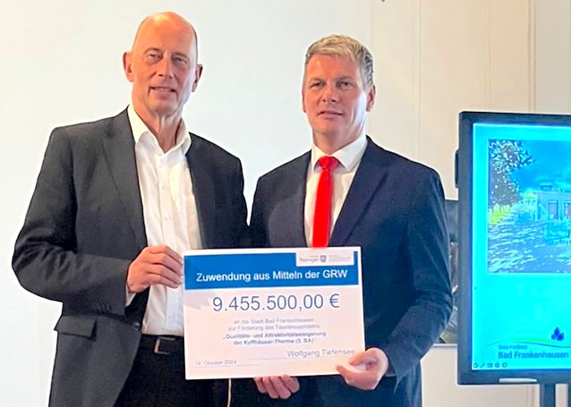 Bild: v.l. Minister Wolfgang Tiefensee, B&uuml;rgermeister von Bad Frankenhausen - &Uuml;bergabe F&ouml;rdermittelbescheid 