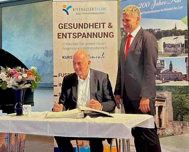 Bild: v.l. Minister Wolfgang Tiefensee, B&uuml;rgermeister von Bad Frankenhausen - &Uuml;bergabe F&ouml;rdermittelbescheid 