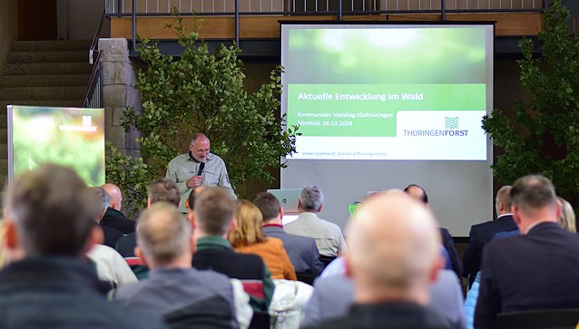 Bild: Th&uuml;ringenForst-Vorstand Volker Gebhardt bei seinem Vortrag auf dem Kommunalen Waldtag S&uuml;dth&uuml;ringen 2024