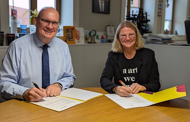 Bild: B&uuml;rgermeister Steffen Grimm und Sylvia Spehr, Landesarbeitsgemeinschaft der Jugendkunstschulen Th&uuml;ringen e.V. unterzeichneten heute im Sondersh&auml;user Rathaus den Kooperationsvertrag zur gemeinschaftlichen Nutzung der HS24