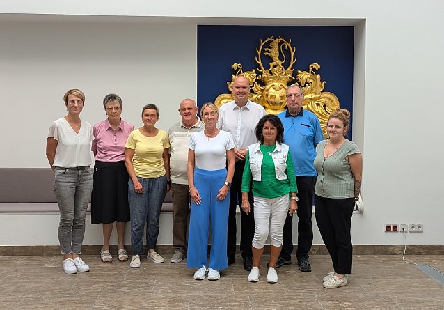 Bild: (v.l.n.r.): Mareen Biedermann, Heidi Conhoff, Rowena Springsguth, Thomas Leipold, Alice Mattauch, B&uuml;rgermeister Steffen Grimm, Elvira Liepold, Wolfgang Dittrich und Isabell Schreiber