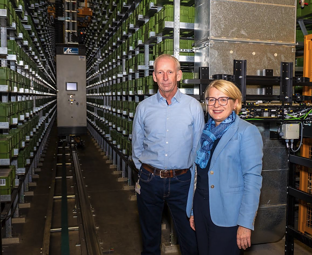 Bild: Rainer Baade, Leiter des Zentrallagers WAGO Sondershausen bei der Er&ouml;ffnung vor 25 Jahren, und Diana Wilhelm, VP Corporate Logistics bei WAGO, im neuen Hochregallager 