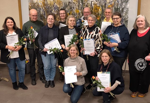 Bild: Elf Hospizmitarbeiterinnen und Mitarbeiter erhielten nach bestandener Pr&uuml;fung in der Cruciskirche in Sondershausen ihre Zertifikate