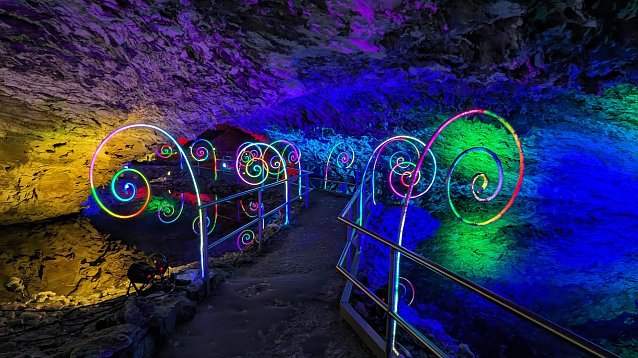 Bild: WORLD OF LIGHTS in der Barbarossah&ouml;hle
