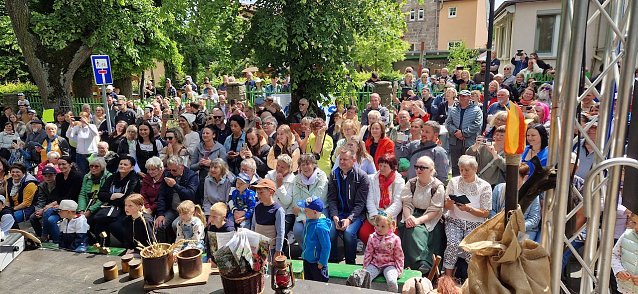 Bild: Ritter, Bauern, Burgverwalter � die Kindervilla Bad Frankenhausen tanzt im Mittelalter