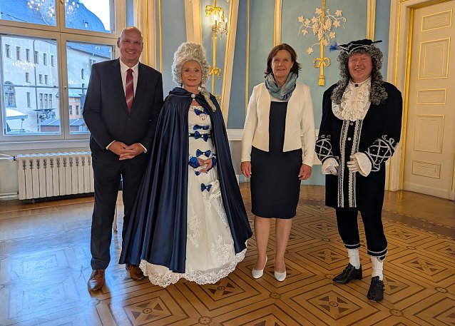 Bild: Er&ouml;ffneten gemeinsam die Festwoche zum Stadtjubil&auml;um: B&uuml;rgermeister Steffen Grimm (li.), Landr&auml;tin Antje Hochwind-Schneider (2.v.re.) und das F&uuml;rstenpaar Liane und Mike Bauer.
