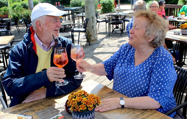 Bild: Fr&ouml;hlich feiert dieses Leipziger Paar seinen (fast) "Goldenen Hochzeitstag" auf der Terrasse des Rosencaf&eacute;s