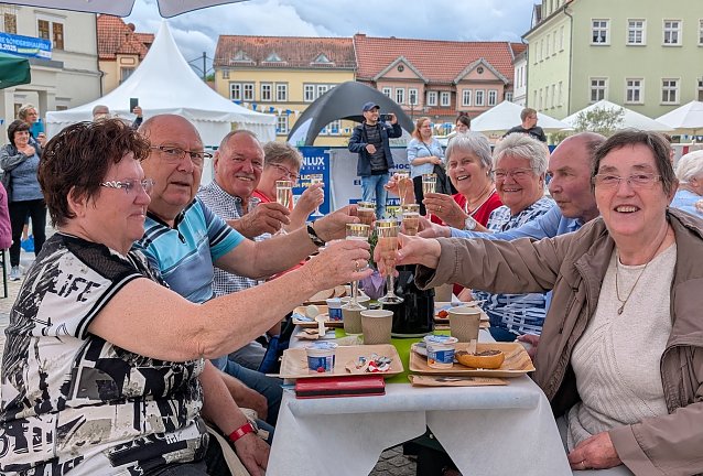Bild: &Uuml;ber 200 G&auml;ste folgten der Einladung der Stadtverwaltung zum ersten Open-Air-Seniorenfr&uuml;hst&uuml;ck auf dem Marktplatz