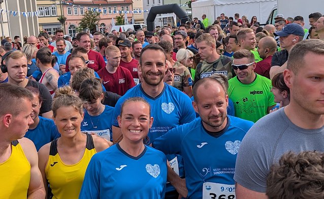 Bild: Auch Janine Skara -Mitte-(Pressesprecherin der Stadt) startete beim Jubil&auml;umslauf in Sondershausen