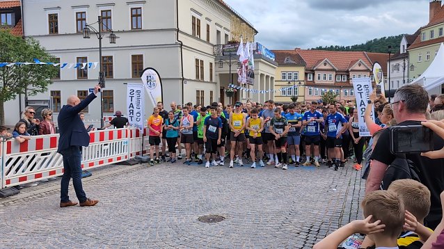 Bild: B&uuml;rgermeister Steffen Grimm gab den Startschuss f&uuml;r den Jubil&auml;umslauf vor dem Sondersh&auml;user Rathaus.