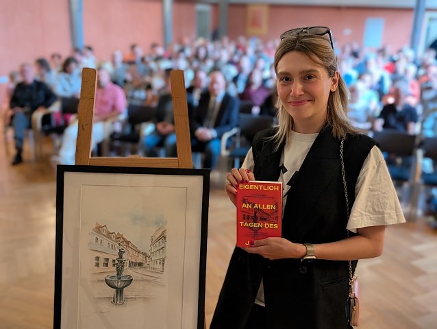 Bild: Die K&uuml;nstlerin Lubna Mohaupt-Ghannoum gestaltete das Cover des Buches und versteigerte ihr Originalwerk im Rahmen der Buchpr&auml;sentation f&uuml;r einen guten Zweck.