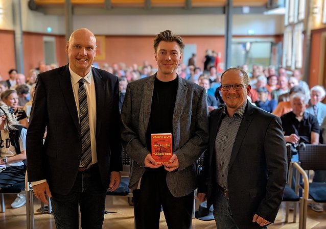 Bild: B&uuml;rgermeister Steffen Grimm (links), Autor und Projektleiter Marty Sennewald (Mittte) und Marcus Strunck, Leiter der Stadtmarketing GmbH, freuen sich &uuml;ber die erste Anthologie der Stadt Sondershausen