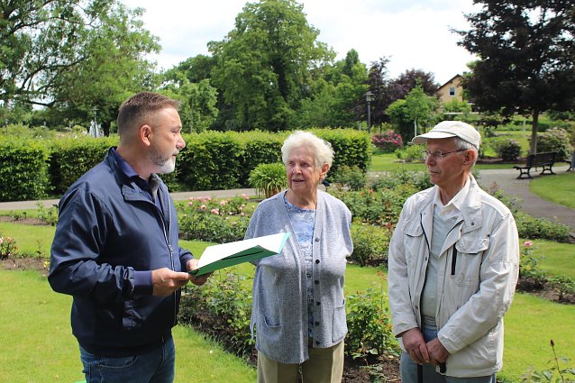 Bild: Dieter Agert (rechts) empf&auml;ngt die Urkunde f&uuml;r seinen Rosenstock aus den H&auml;nden des B&uuml;rgermeisters der Kurstadt
