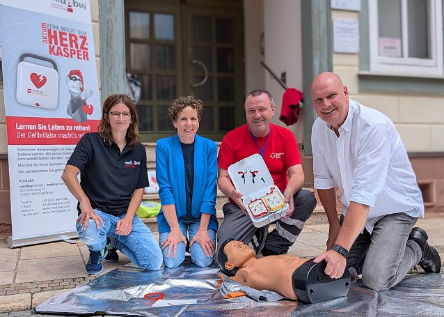 Bild: Proben die Reanimation mit Defibrillator in der Fu&szlig;g&auml;ngerzone (v.l.n.r.): Kristin Rothmann, Andrea Westermeyer, Sven Oesterheld und B&uuml;rgermeister Steffen Grimm
