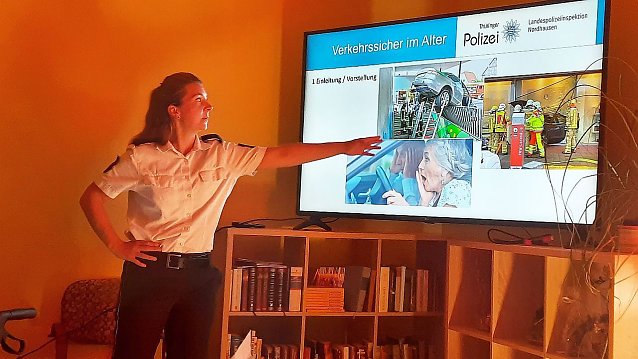Bild: Polizeiobermeisterin, Frau Weber, von der Landespolizeiinspektion Nordhausen (Sachbereich Verkehr) beim Verband der Behinderten im Corbach-Club in Sondershausen