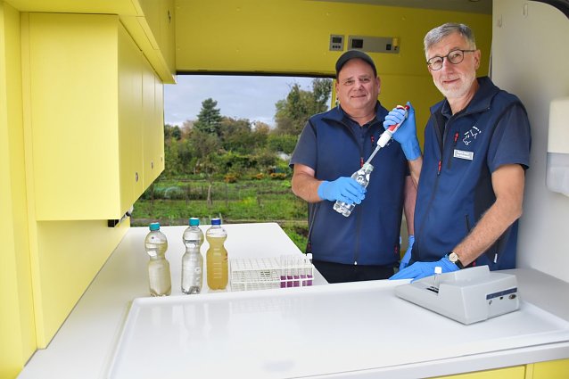 Bild: Frank Sombrowski und Theo van Wickerden untersuchen eine Wasserprobe