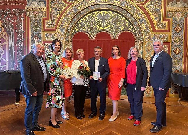 Bild: Th&uuml;ringer Rose f&uuml;r Die Biberfamilie: Familie Gebhardt ist seit &uuml;ber 20 Jahren Pflegefamilie mit Herz zu Ihrer Kenntnisnahme und Ver&ouml;ffentlichung in Ihren Medien.