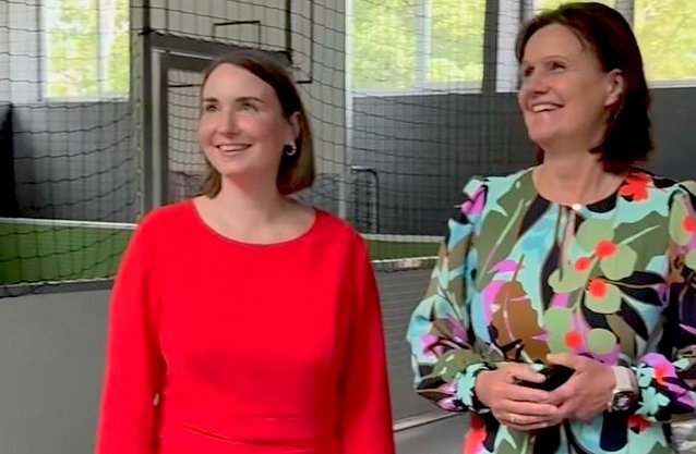 Bild: v.li.n.re. Ministerin Katharina Schenk zu Besuch auf der Feuerkuppe, im Gespr&auml;ch mit Landr&auml;tin Antje-Hochwind-Schneider