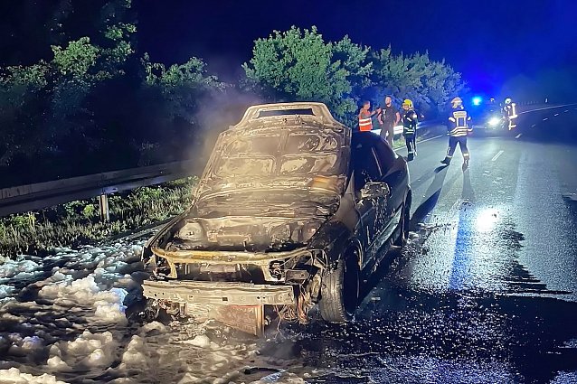 Bild: Auto brannte aus ungekl&auml;rter Ursache aus