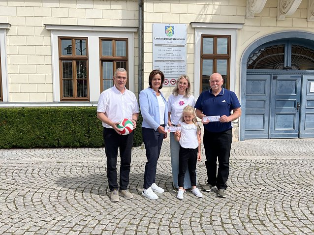 Bild: Landr&auml;tin Antje Hochwind-Schneider &uuml;bergibt einen Sportgutschein symbolisch an Thea Schimmel, die am Samstag in die GS &Ouml;stertal in Sondershausen eingeschult wird. (Au&szlig;erdem auf dem Foto: Schulverwaltungsleiter Frank Etzel, Landr&auml;tin Antje Hochwind-Schneider, Theresa Schimmel (Mitarbeiterin Schulverwaltung), Thea Schimmel (Schulanf&auml;ngerin) sowie der Pr&auml;sident des Kyffh&auml;user Kreissportbundes Dr. Andreas R&auml;uber) 