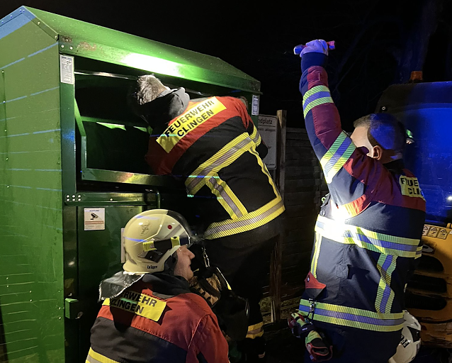 Bild: Ein Mann muss aus einem Kleidercontainer befreit werden