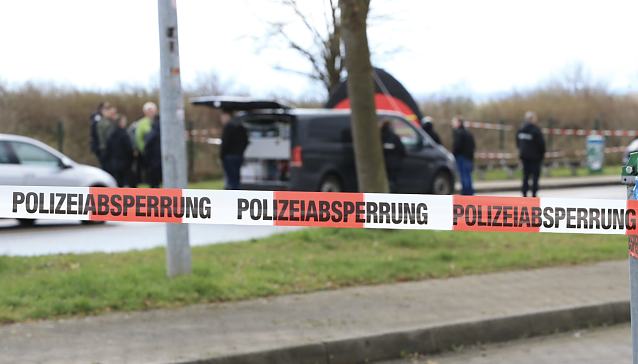 Bild: Ein Polizeiabsperrband, dahinter ein Tatort
