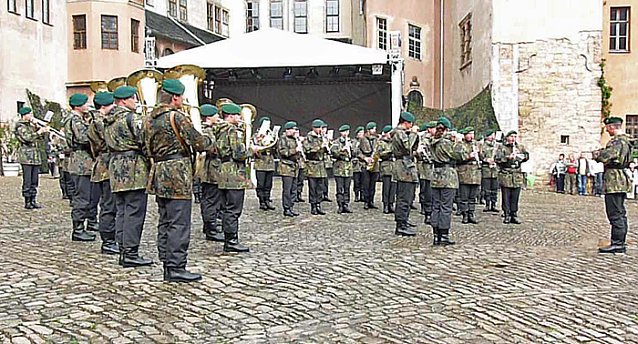 Bild: Platzkonzert im Schlosshof