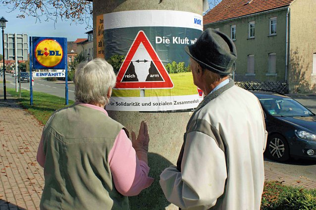 Bild: Betroffene am Plakat