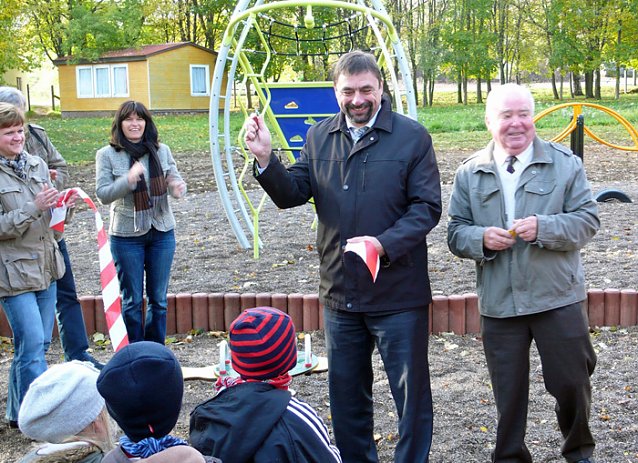 Bild: Neuer Spielplatz eingeweiht