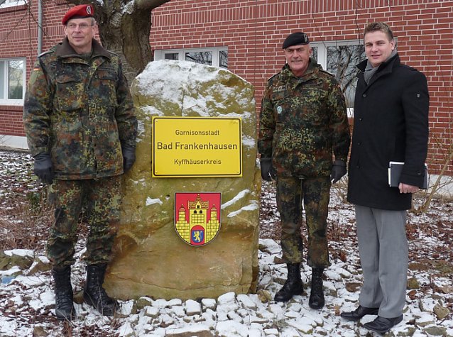 Bild: Brigadegeneral Kropf im Gespr&auml;ch mit B&uuml;rgermeister Strejc
