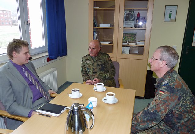 Bild: Brigadegeneral Kropf im Gespr&auml;ch mit B&uuml;rgermeister Strejc