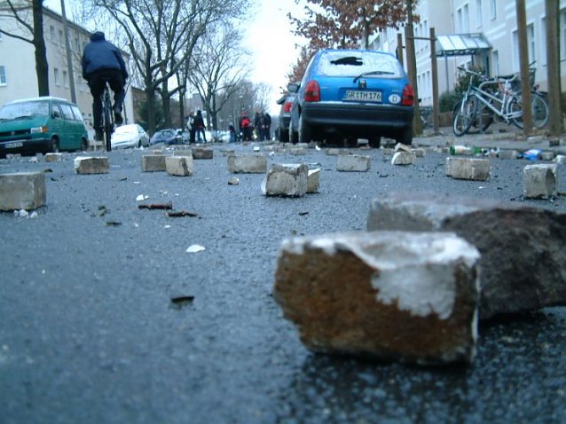Bild: Herausgebrochene Pflasersteine in der Reichenbachstra&szlig;e