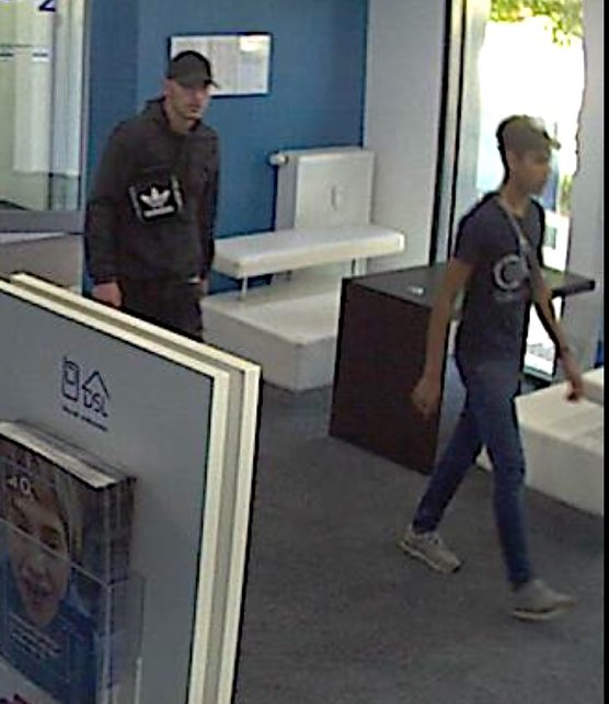 Bild: Gesuchte M&auml;nner im bestohlenen Gesch&auml;ft