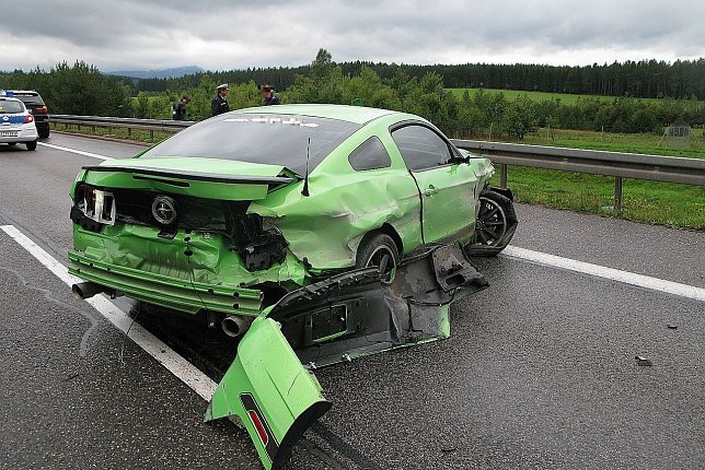 Bild: Traumwagen ist nur noch Schrott