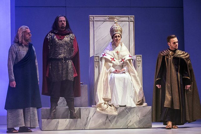 Bild: Thomas Kohl (Aeskulapius), Patrick Stanke (Gerold), Femke Soetega (Die P&auml;pstin), David Ro&szlig;teutscher (Anastasius) in Die P&auml;pstin