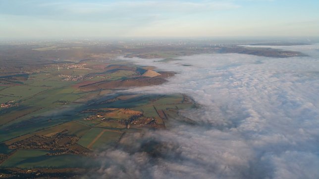 Bild: Der Himmel &uuml;ber Sangerhausen am Dienstagnachmittag. Ein Wetterph&auml;nomen f&uuml;hrte dazu, dass die Kreisstadt im Schatten lag. Rundherum lachte den Menschen die Sonne.